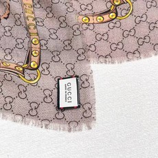 🆕 ✨!Gucci经典的双G字母Logo配上花卉元素,由内到外渗透出来的气质!!!骨子里的时髦感,抬人的围巾❗️羊绒毛 🆕 ✨!Gucci经典的双G字母Logo配上花卉元素,由内到外渗透出来的气质!!!骨子里的时髦感,抬人的围巾❗️羊绒毛