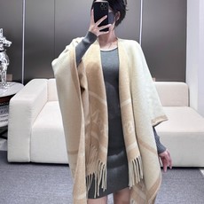 𝐌𝐚𝐱 𝐦𝐚𝐫𝐚 双面斗篷‼️ 原单品质牛货,气质的没有争议‼️ 本年度最in的走秀斗篷🤙🏻 百搭的无敌的那种,贵气自带 𝐌𝐚𝐱 𝐦𝐚𝐫𝐚 双面斗篷‼️ 原单品质牛货,气质的没有争议‼️ 本年度最in的走秀斗篷🤙🏻 百搭的无敌的那种,贵气自带