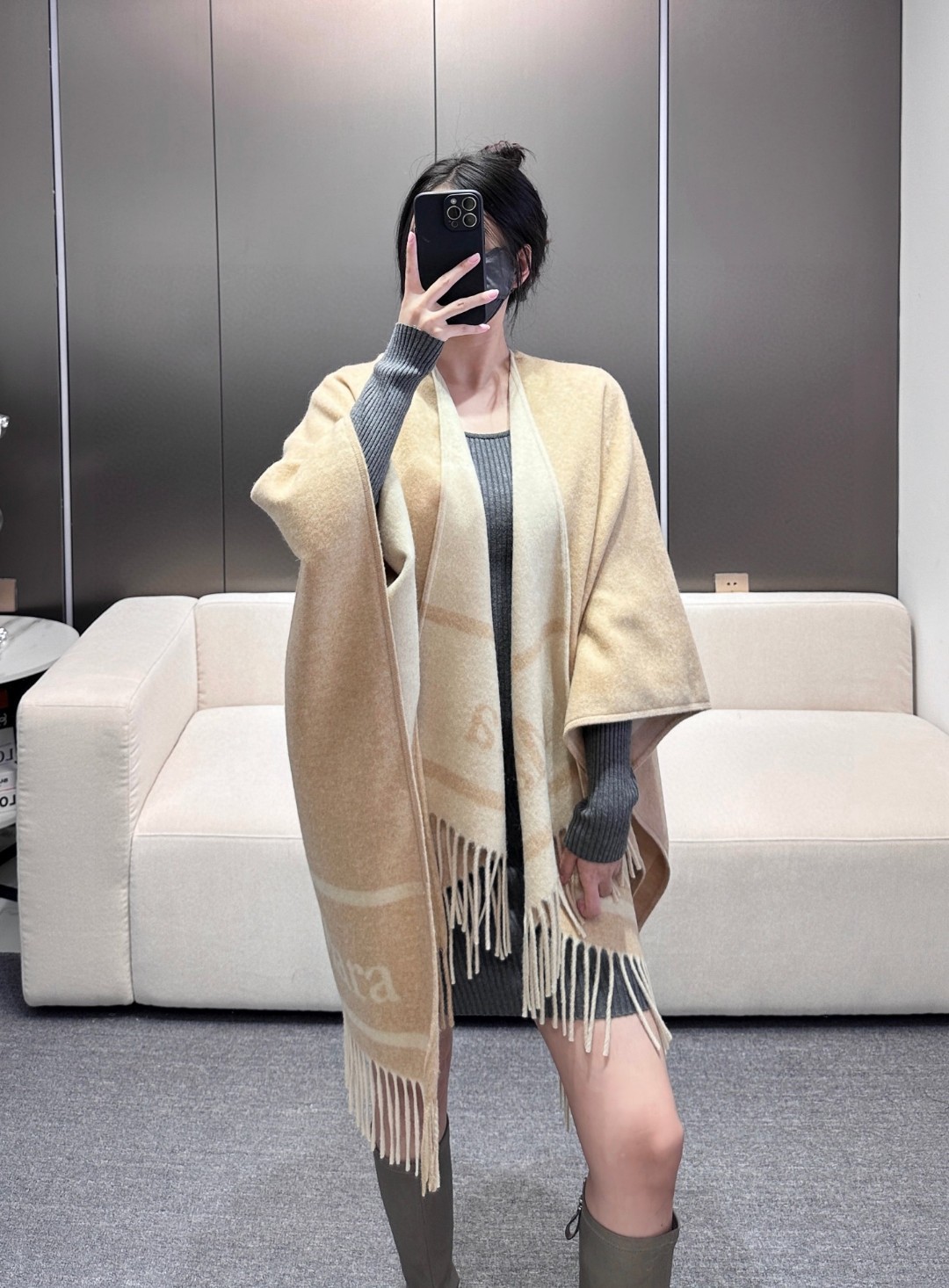 𝐌𝐚𝐱 𝐦𝐚𝐫𝐚 双面斗篷‼️ 原单品质牛货,气质的没有争议‼️ 本年度最in的走秀斗篷🤙🏻 百搭的无敌的那种,贵气自带 𝐌𝐚𝐱 𝐦𝐚𝐫𝐚 双面斗篷‼️ 原单品质牛货,气质的没有争议‼️ 本年度最in的走秀斗篷🤙🏻 百搭的无敌的那种,贵气自带