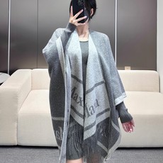 𝐌𝐚𝐱 𝐦𝐚𝐫𝐚 双面斗篷‼️ 原单品质牛货,气质的没有争议‼️ 本年度最in的走秀斗篷🤙🏻 百搭的无敌的那种,贵气自带 𝐌𝐚𝐱 𝐦𝐚𝐫𝐚 双面斗篷‼️ 原单品质牛货,气质的没有争议‼️ 本年度最in的走秀斗篷🤙🏻 百搭的无敌的那种,贵气自带