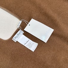 𝐌𝐚𝐱 𝐦𝐚𝐫𝐚 双面斗篷‼️ 原单品质牛货,气质的没有争议‼️ 本年度最in的走秀斗篷🤙🏻 百搭的无敌的那种,贵气自带 𝐌𝐚𝐱 𝐦𝐚𝐫𝐚 双面斗篷‼️ 原单品质牛货,气质的没有争议‼️ 本年度最in的走秀斗篷🤙🏻 百搭的无敌的那种,贵气自带