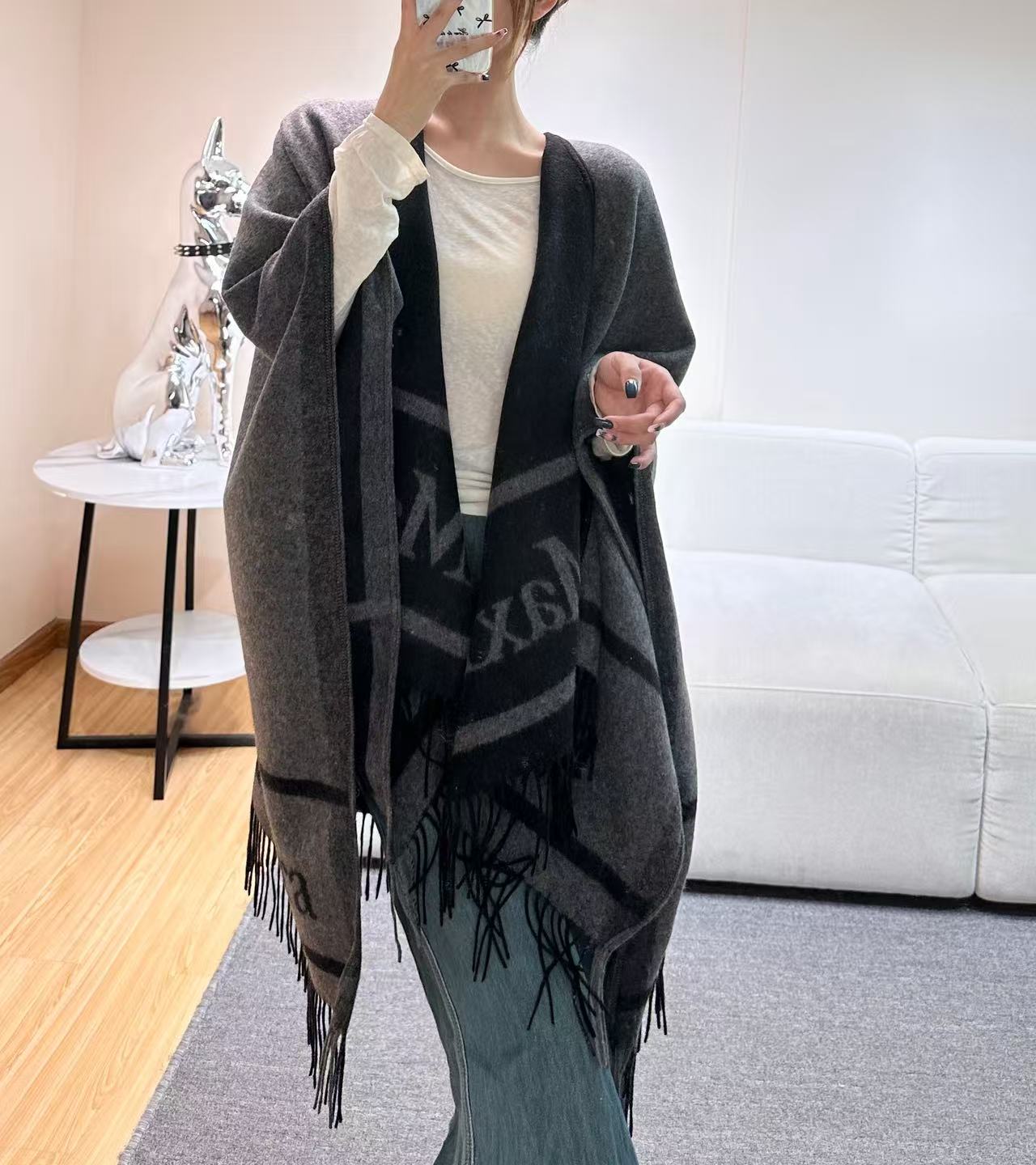 𝐌𝐚𝐱 𝐦𝐚𝐫𝐚 双面斗篷‼️ 原单品质牛货,气质的没有争议‼️ 本年度最in的走秀斗篷🤙🏻 百搭的无敌的那种,贵气自带 𝐌𝐚𝐱 𝐦𝐚𝐫𝐚 双面斗篷‼️ 原单品质牛货,气质的没有争议‼️ 本年度最in的走秀斗篷🤙🏻 百搭的无敌的那种,贵气自带