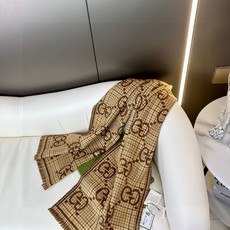 高版本!GG图案中的经典王‼️渠道原单正品♥️ 稀有的原标齐全!官网同款货号,配有流苏饰边的精致双面提花羊毛围巾,饰有品 高版本!GG图案中的经典王‼️渠道原单正品♥️ 稀有的原标齐全!官网同款货号,配有流苏饰边的精致双面提花羊毛围巾,饰有品