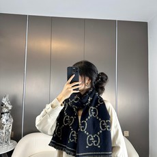 高版本!GG图案中的经典王‼️渠道原单正品♥️ 稀有的原标齐全!官网同款货号,配有流苏饰边的精致双面提花羊毛围巾,饰有品 高版本!GG图案中的经典王‼️渠道原单正品♥️ 稀有的原标齐全!官网同款货号,配有流苏饰边的精致双面提花羊毛围巾,饰有品