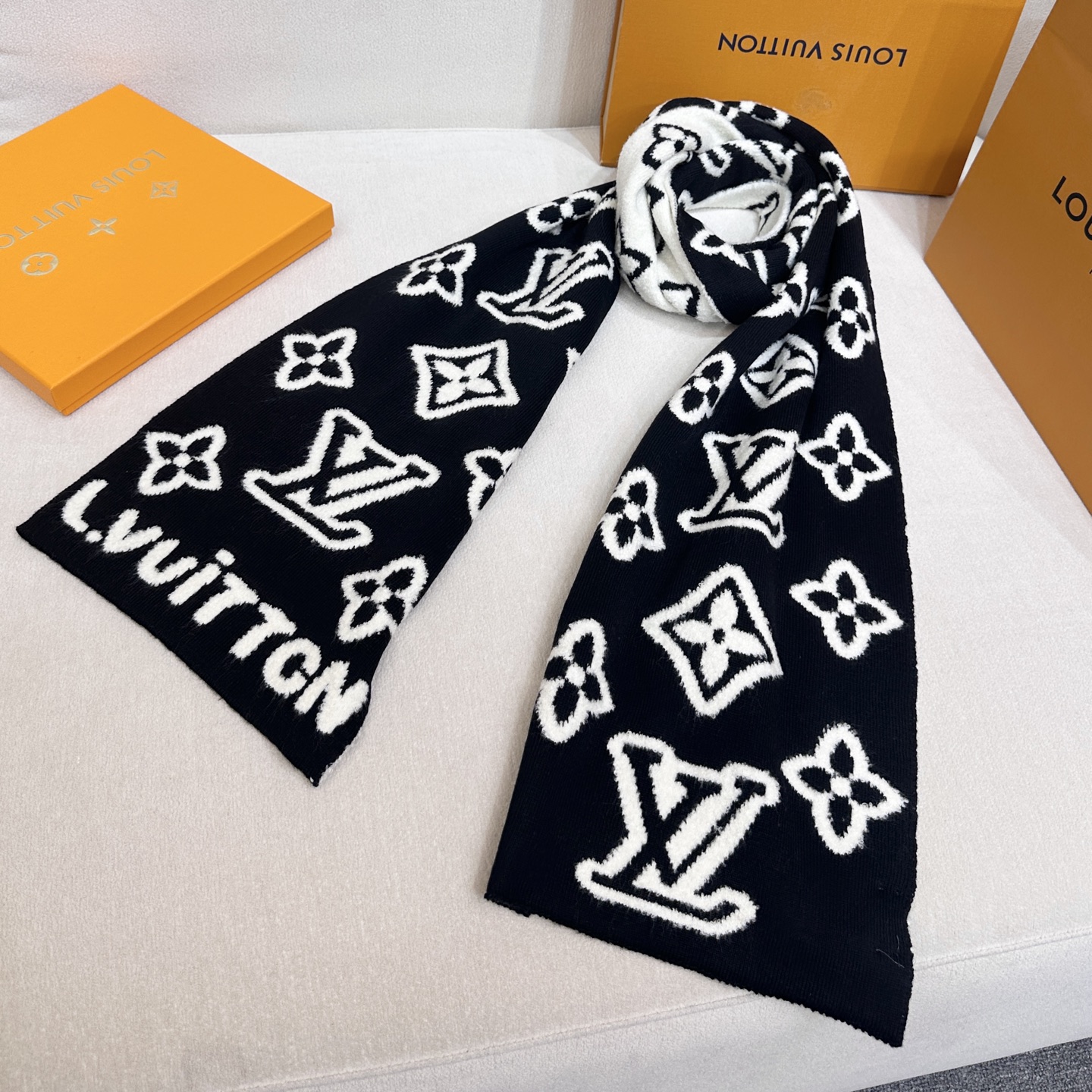 上新❤️Lv这款是今年的新款🆕小红书爆款！对码对标！自带芯片，型号M96963 ，男女通用款，今年Lv围巾的黑马，双面配