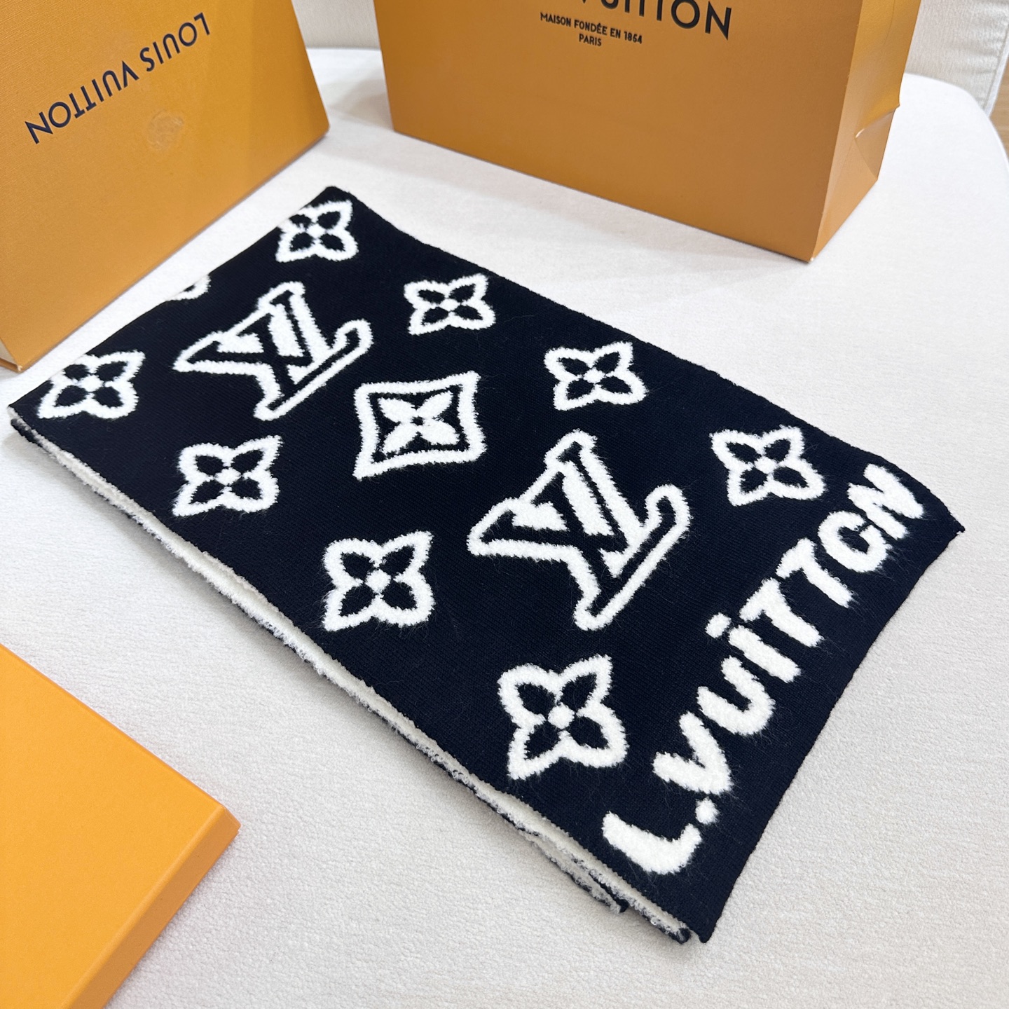 上新❤️Lv这款是今年的新款🆕小红书爆款！对码对标！自带芯片，型号M96963 ，男女通用款，今年Lv围巾的黑马，双面配