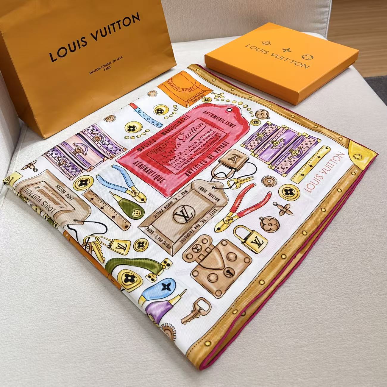 🆕 上新❤️LV Tool Box 桑蚕丝方巾以多种工具和部件图案致意品牌制箱传承,再令Monogram 行李牌、 🆕 上新❤️LV Tool Box 桑蚕丝方巾以多种工具和部件图案致意品牌制箱传承,再令Monogram 行李牌、