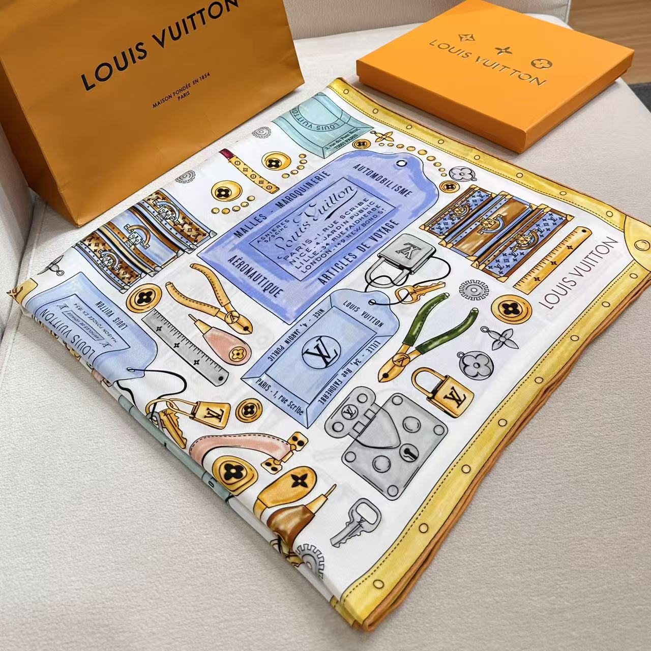 🆕 上新❤️LV Tool Box 桑蚕丝方巾以多种工具和部件图案致意品牌制箱传承,再令Monogram 行李牌、 🆕 上新❤️LV Tool Box 桑蚕丝方巾以多种工具和部件图案致意品牌制箱传承,再令Monogram 行李牌、