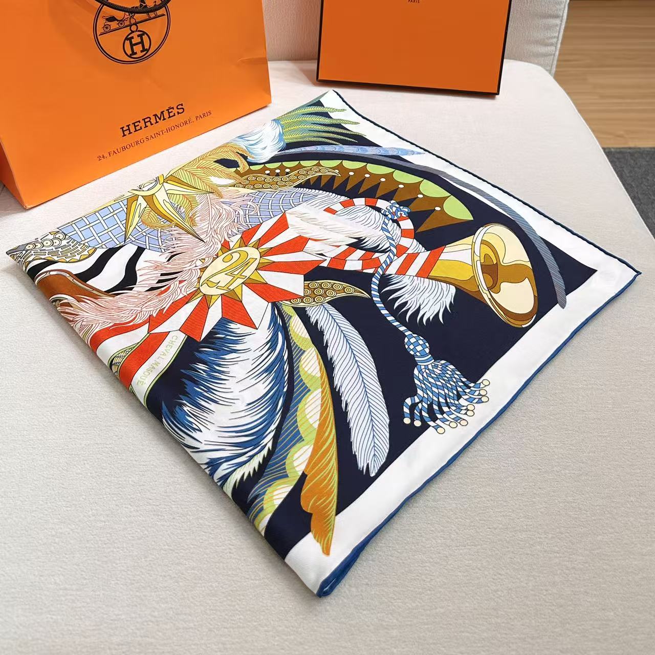 🆕 假面骏马”90双面丝巾-Hermes 扬•巴吉特里可(Jan Bajtlik) 成份:100%桑蚕丝 尺寸:88 🆕 假面骏马”90双面丝巾-Hermes 扬•巴吉特里可(Jan Bajtlik) 成份:100%桑蚕丝 尺寸:88