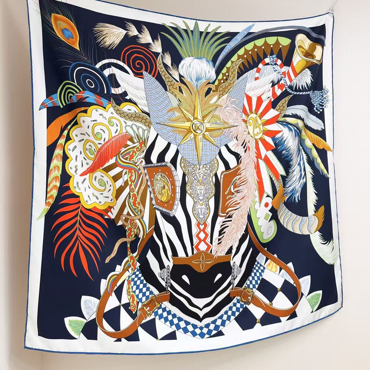 🆕 假面骏马”90双面丝巾-Hermes 扬•巴吉特里可(Jan Bajtlik) 成份:100%桑蚕丝 尺寸:88 🆕 假面骏马”90双面丝巾-Hermes 扬•巴吉特里可(Jan Bajtlik) 成份:100%桑蚕丝 尺寸:88