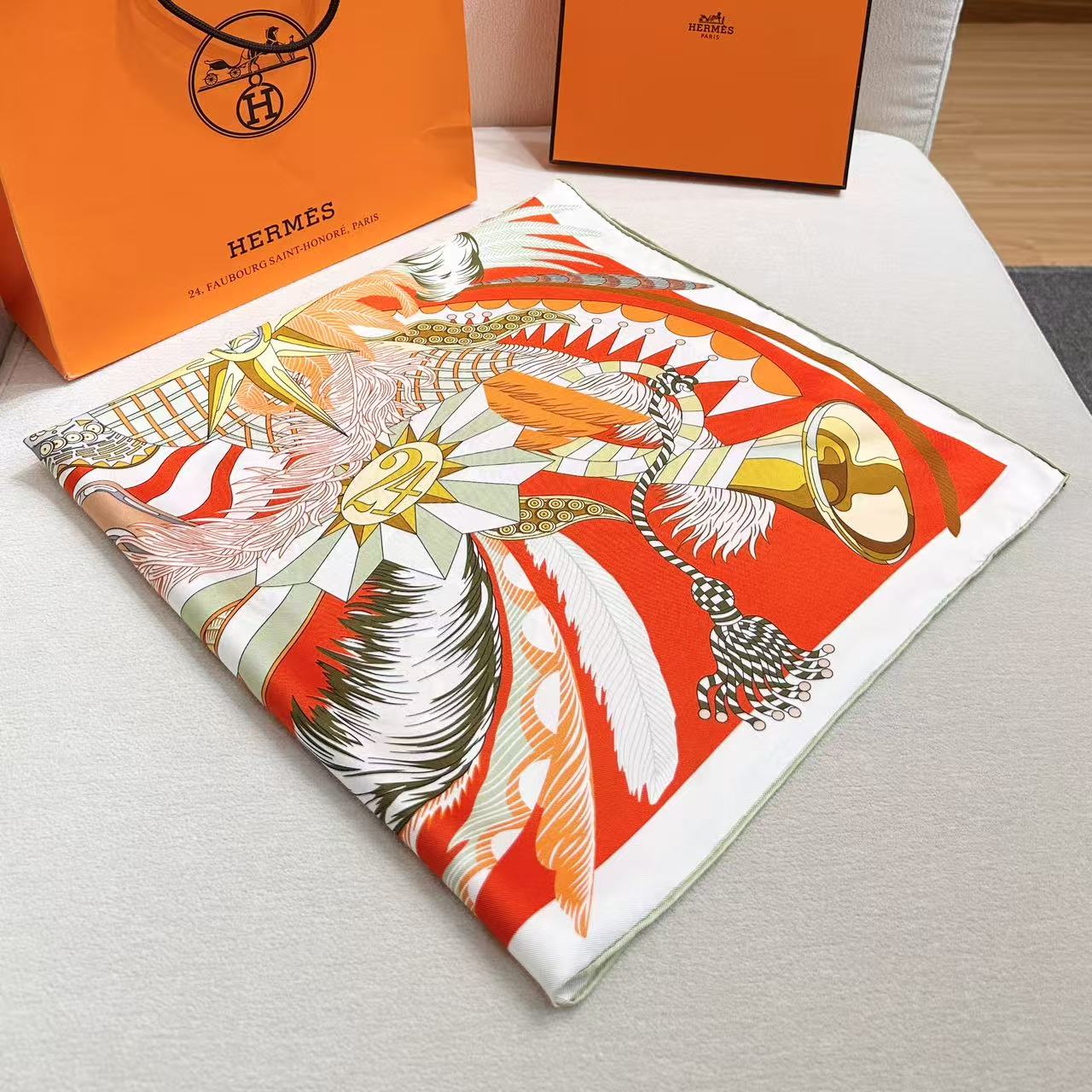 🆕 假面骏马”90双面丝巾-Hermes 扬•巴吉特里可(Jan Bajtlik) 成份:100%桑蚕丝 尺寸:88 🆕 假面骏马”90双面丝巾-Hermes 扬•巴吉特里可(Jan Bajtlik) 成份:100%桑蚕丝 尺寸:88