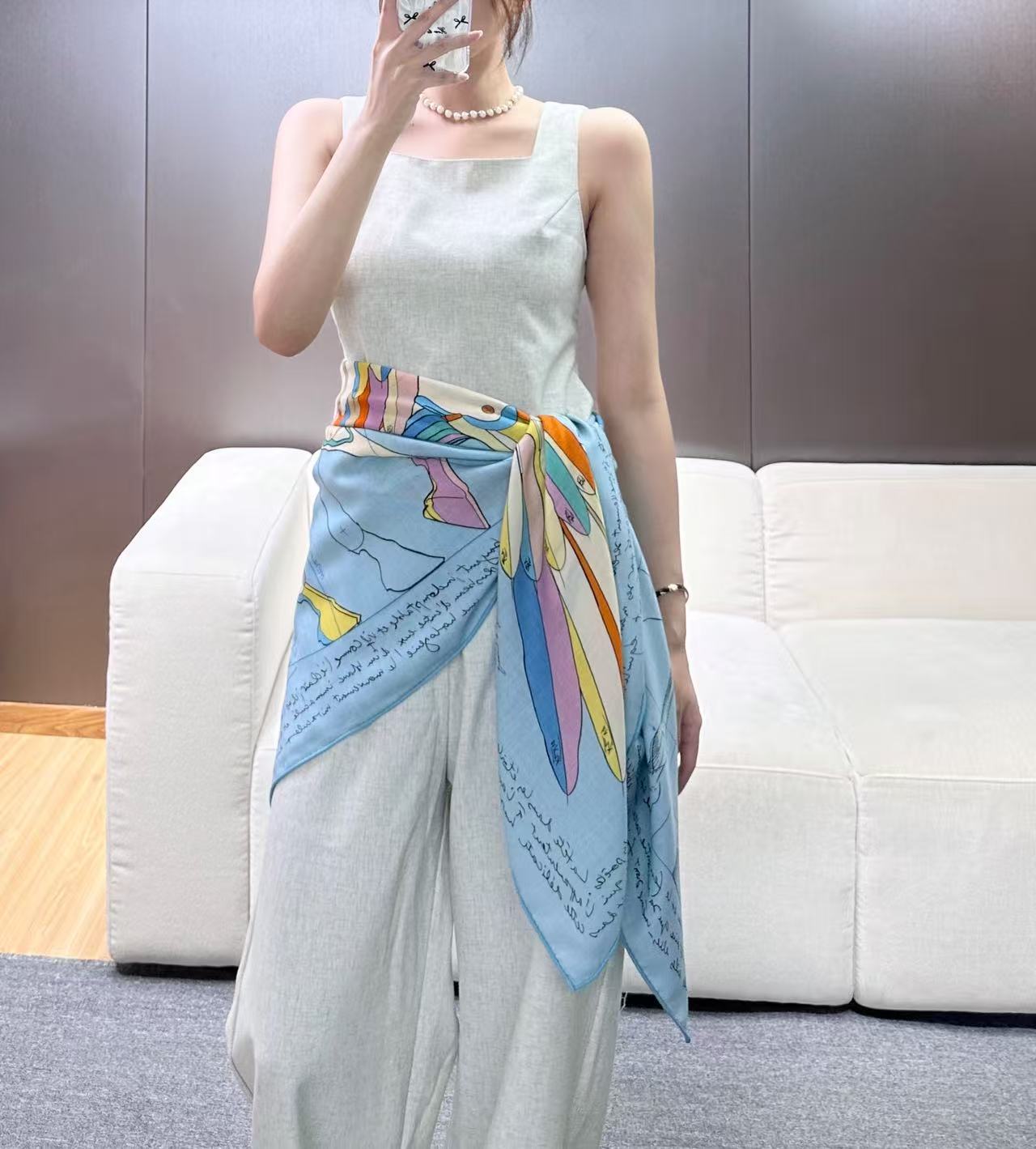 “爱马仕飞马”140丝毛方巾 手工卷边丝毛大方巾(30%桑蚕丝70%羊毛) 这款大方巾生动演绎爱马仕飞马,散发诗意想象与 “爱马仕飞马”140丝毛方巾 手工卷边丝毛大方巾(30%桑蚕丝70%羊毛) 这款大方巾生动演绎爱马仕飞马,散发诗意想象与