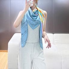 “爱马仕飞马”140丝毛方巾 手工卷边丝毛大方巾(30%桑蚕丝70%羊毛) 这款大方巾生动演绎爱马仕飞马,散发诗意想象与 “爱马仕飞马”140丝毛方巾 手工卷边丝毛大方巾(30%桑蚕丝70%羊毛) 这款大方巾生动演绎爱马仕飞马,散发诗意想象与