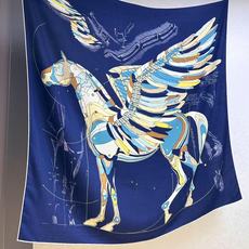 “爱马仕飞马”140丝毛方巾 手工卷边丝毛大方巾(30%桑蚕丝70%羊毛) 这款大方巾生动演绎爱马仕飞马,散发诗意想象与 “爱马仕飞马”140丝毛方巾 手工卷边丝毛大方巾(30%桑蚕丝70%羊毛) 这款大方巾生动演绎爱马仕飞马,散发诗意想象与