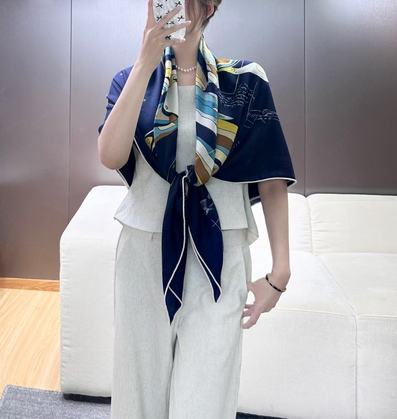 “爱马仕飞马”140丝毛方巾 手工卷边丝毛大方巾(30%桑蚕丝70%羊毛) 这款大方巾生动演绎爱马仕飞马,散发诗意想象与 “爱马仕飞马”140丝毛方巾 手工卷边丝毛大方巾(30%桑蚕丝70%羊毛) 这款大方巾生动演绎爱马仕飞马,散发诗意想象与