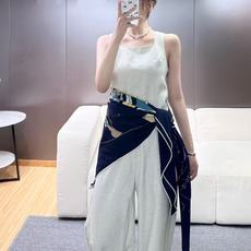“爱马仕飞马”140丝毛方巾 手工卷边丝毛大方巾(30%桑蚕丝70%羊毛) 这款大方巾生动演绎爱马仕飞马,散发诗意想象与 “爱马仕飞马”140丝毛方巾 手工卷边丝毛大方巾(30%桑蚕丝70%羊毛) 这款大方巾生动演绎爱马仕飞马,散发诗意想象与