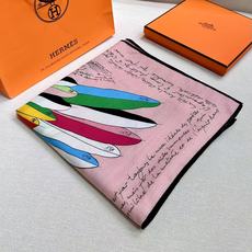 “爱马仕飞马”140丝毛方巾 手工卷边丝毛大方巾(30%桑蚕丝70%羊毛) 这款大方巾生动演绎爱马仕飞马,散发诗意想象与 “爱马仕飞马”140丝毛方巾 手工卷边丝毛大方巾(30%桑蚕丝70%羊毛) 这款大方巾生动演绎爱马仕飞马,散发诗意想象与