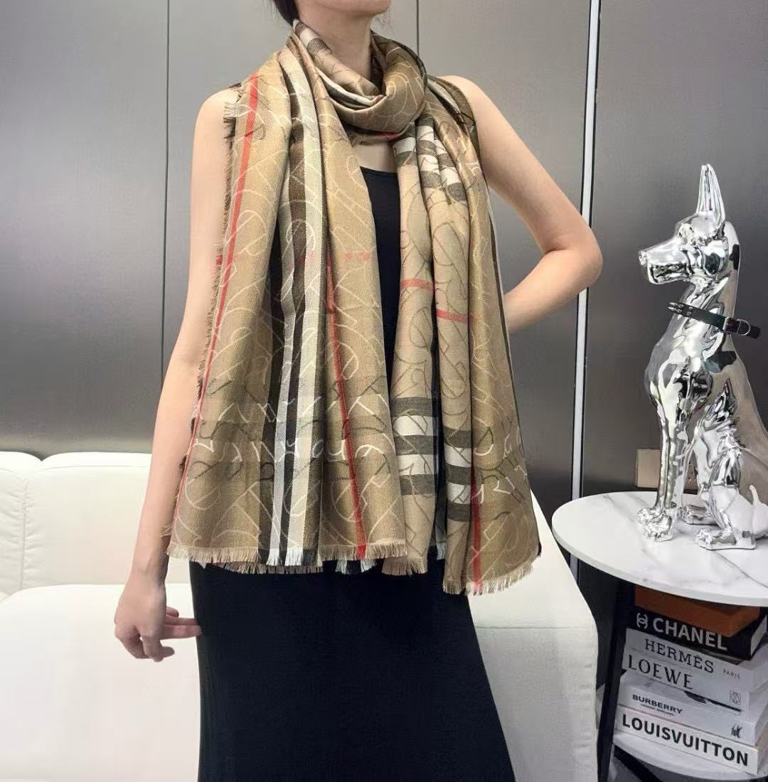 ✨✨【▪️百搭时尚又充满高端气息~Burberry新款金属感专属标志格纹围巾！】赋予信手拈来的自信气质，Burberry