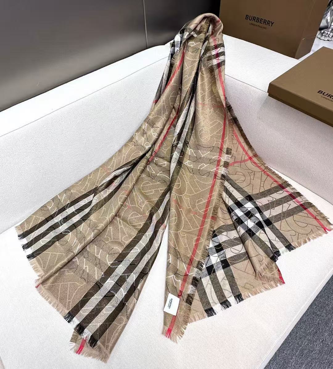 ✨✨【▪️百搭时尚又充满高端气息~Burberry新款金属感专属标志格纹围巾！】赋予信手拈来的自信气质，Burberry