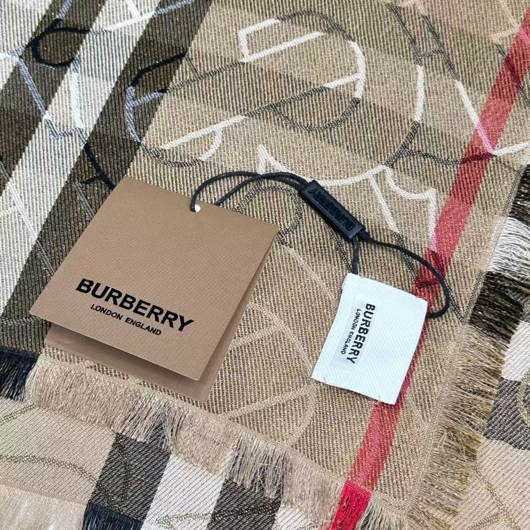 ✨✨【▪️百搭时尚又充满高端气息~Burberry新款金属感专属标志格纹围巾！】赋予信手拈来的自信气质，Burberry