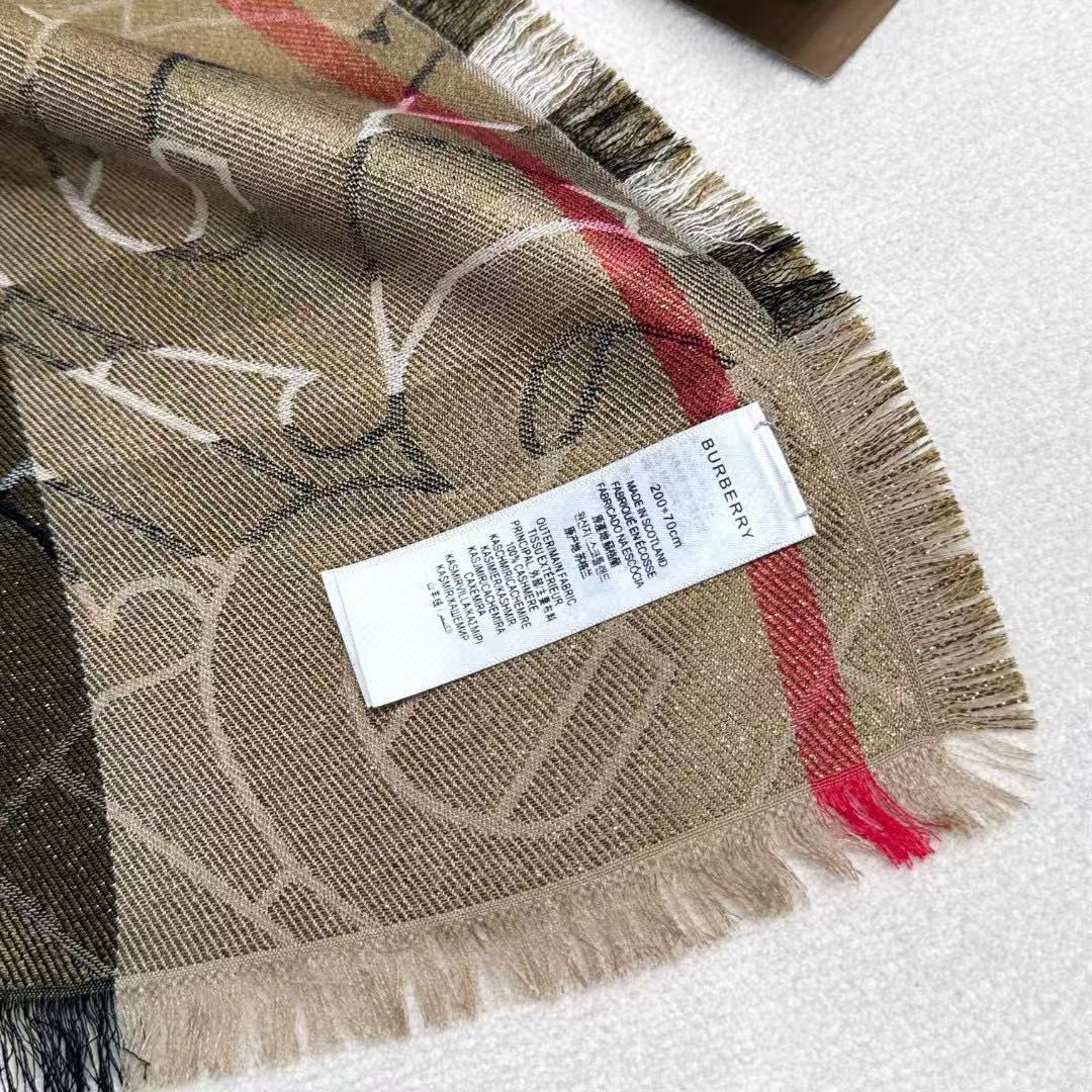 ✨✨【▪️百搭时尚又充满高端气息~Burberry新款金属感专属标志格纹围巾！】赋予信手拈来的自信气质，Burberry