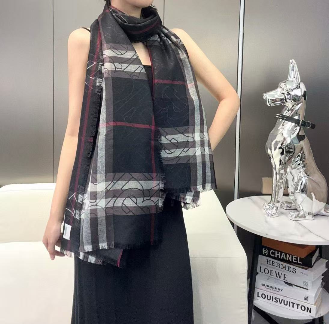 ✨✨【▪️百搭时尚又充满高端气息~Burberry新款金属感专属标志格纹围巾！】赋予信手拈来的自信气质，Burberry