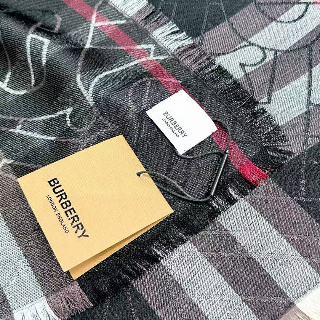 ✨✨【▪️百搭时尚又充满高端气息~Burberry新款金属感专属标志格纹围巾！】赋予信手拈来的自信气质，Burberry