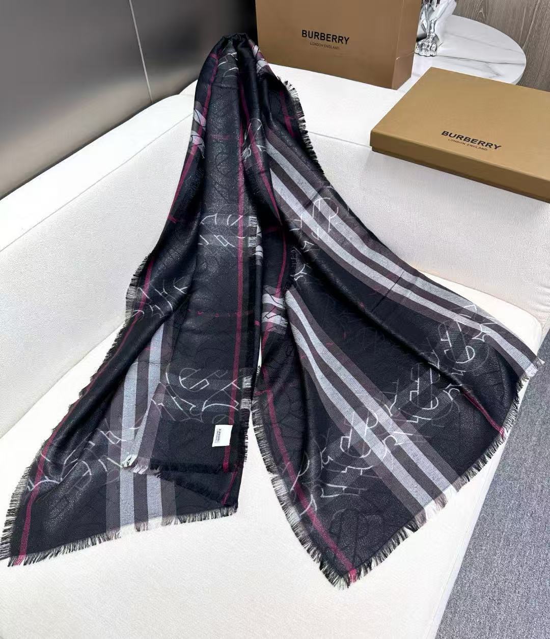 ✨✨【▪️百搭时尚又充满高端气息~Burberry新款金属感专属标志格纹围巾！】赋予信手拈来的自信气质，Burberry