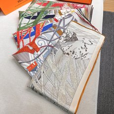 “爱马仕之约”90双面真丝方巾~Hermes 手工卷边90方巾(100%桑蚕丝)。 这款迷人的90丝巾令您散发内在优雅 “爱马仕之约”90双面真丝方巾~Hermes 手工卷边90方巾(100%桑蚕丝)。 这款迷人的90丝巾令您散发内在优雅
