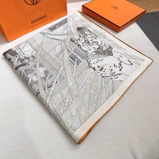 “爱马仕之约”90双面真丝方巾~Hermes 手工卷边90方巾(100%桑蚕丝)。 这款迷人的90丝巾令您散发内在优雅 “爱马仕之约”90双面真丝方巾~Hermes 手工卷边90方巾(100%桑蚕丝)。 这款迷人的90丝巾令您散发内在优雅