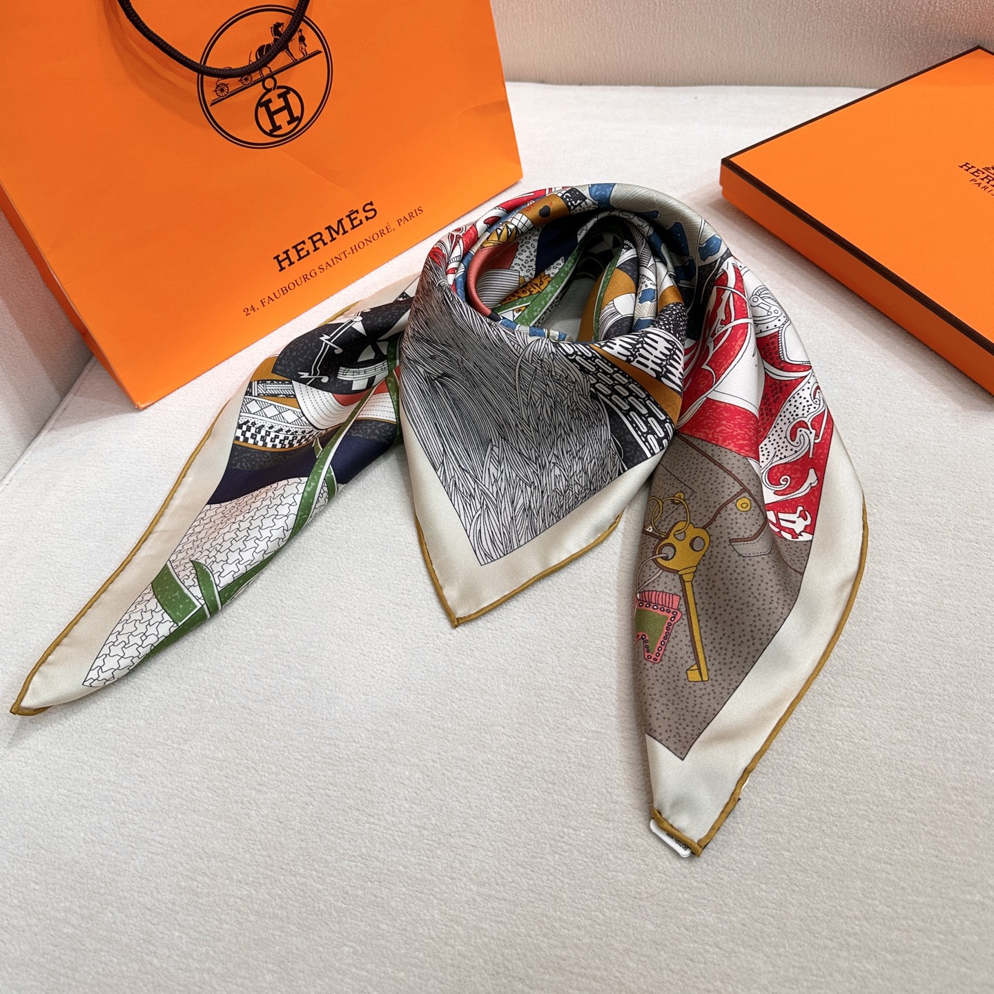 “爱马仕之约”90双面真丝方巾～Hermes  手工卷边90方巾（100%桑蚕丝）。 这款迷人的90丝巾令您散发内在优雅