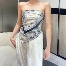 Dior 印花方巾-早春新品【18mm双面同色】 90厘米白色和海军蓝色桑蚕丝斜纹面料苏格兰茹伊印花 这款方巾饰以彼得罗 Dior 印花方巾-早春新品【18mm双面同色】 90厘米白色和海军蓝色桑蚕丝斜纹面料苏格兰茹伊印花 这款方巾饰以彼得罗