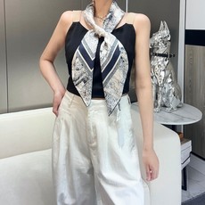 Dior 印花方巾-早春新品【18mm双面同色】 90厘米白色和海军蓝色桑蚕丝斜纹面料苏格兰茹伊印花 这款方巾饰以彼得罗 Dior 印花方巾-早春新品【18mm双面同色】 90厘米白色和海军蓝色桑蚕丝斜纹面料苏格兰茹伊印花 这款方巾饰以彼得罗