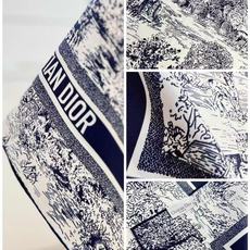 Dior 印花方巾-早春新品【18mm双面同色】 90厘米白色和海军蓝色桑蚕丝斜纹面料苏格兰茹伊印花 这款方巾饰以彼得罗 Dior 印花方巾-早春新品【18mm双面同色】 90厘米白色和海军蓝色桑蚕丝斜纹面料苏格兰茹伊印花 这款方巾饰以彼得罗