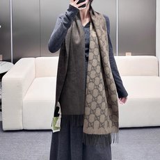 GUCCI(古奇)完美渐变!代购级别!最新双面两用古驰围巾,永远加分的G秋冬单品!各种穿衣风格都可以和她碰撞出别样的上身 GUCCI(古奇)完美渐变!代购级别!最新双面两用古驰围巾,永远加分的G秋冬单品!各种穿衣风格都可以和她碰撞出别样的上身