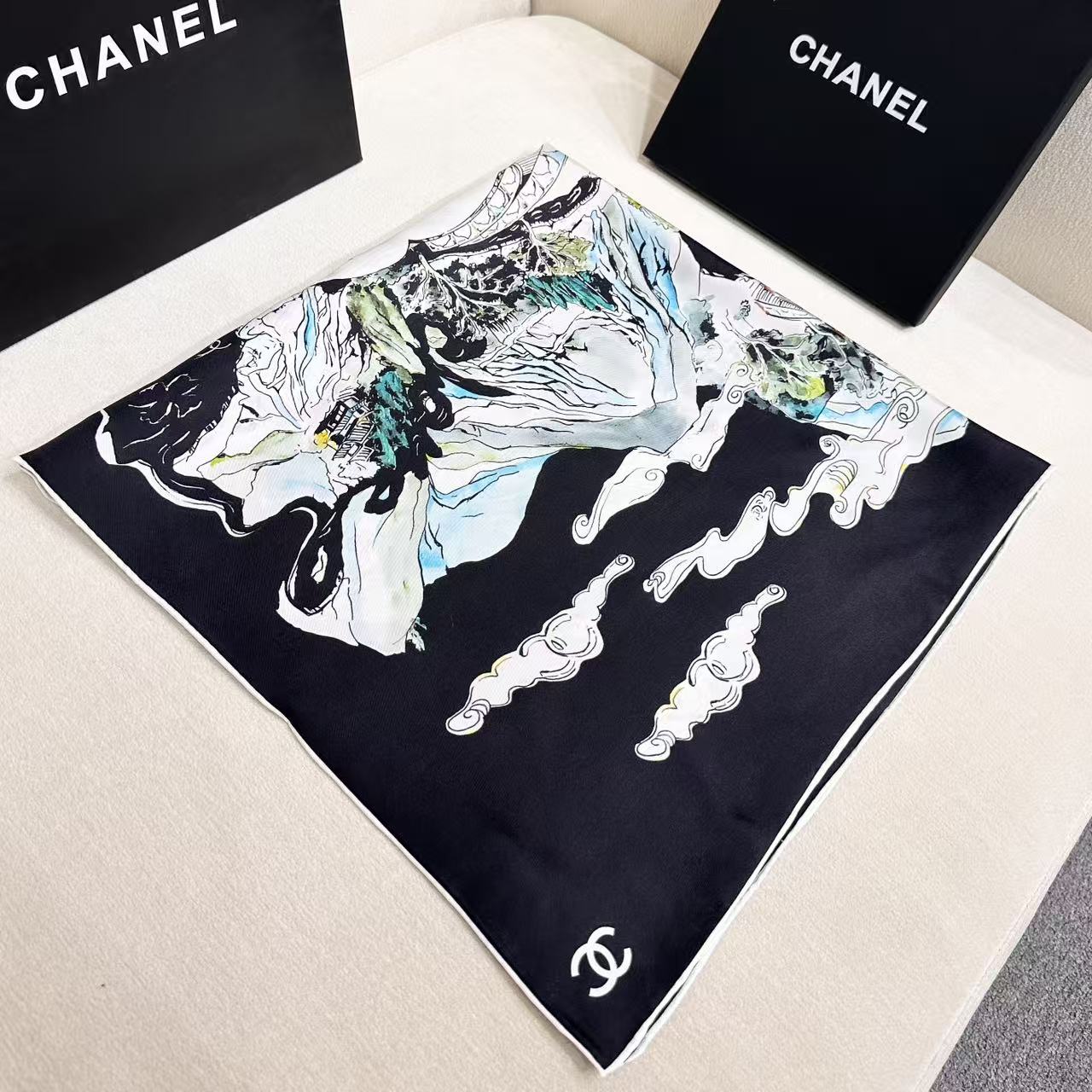Chanel 高级手工坊系列 90方形围巾 【18mm顶级真丝双面同色】 真丝斜纹布黑、多色与白 高级手工坊系列作品梦幻