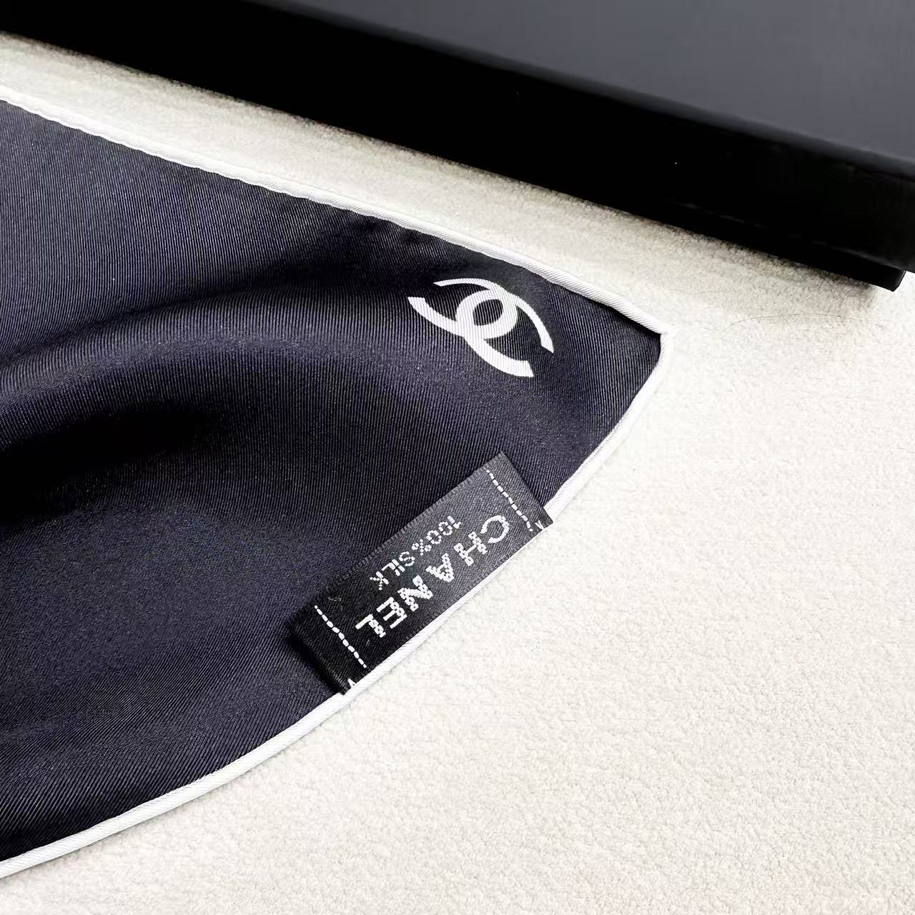 Chanel 高级手工坊系列 90方形围巾 【18mm顶级真丝双面同色】 真丝斜纹布黑、多色与白 高级手工坊系列作品梦幻