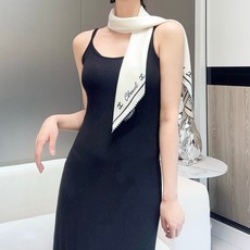 ℂ𝕙𝕒𝕟𝕖𝕝• 𝟐𝟓ꫛꫀꪝ《大爆款-》 Size:90.x90cm 100%斜纹真丝 精致重手工卷边,时尚不撞款✨ ℂ𝕙𝕒𝕟𝕖𝕝• 𝟐𝟓ꫛꫀꪝ《大爆款-》 Size:90.x90cm 100%斜纹真丝 精致重手工卷边,时尚不撞款✨