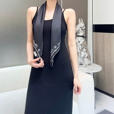 ℂ𝕙𝕒𝕟𝕖𝕝• 𝟐𝟓ꫛꫀꪝ《大爆款-》 Size:90.x90cm 100%斜纹真丝 精致重手工卷边,时尚不撞款✨ ℂ𝕙𝕒𝕟𝕖𝕝• 𝟐𝟓ꫛꫀꪝ《大爆款-》 Size:90.x90cm 100%斜纹真丝 精致重手工卷边,时尚不撞款✨