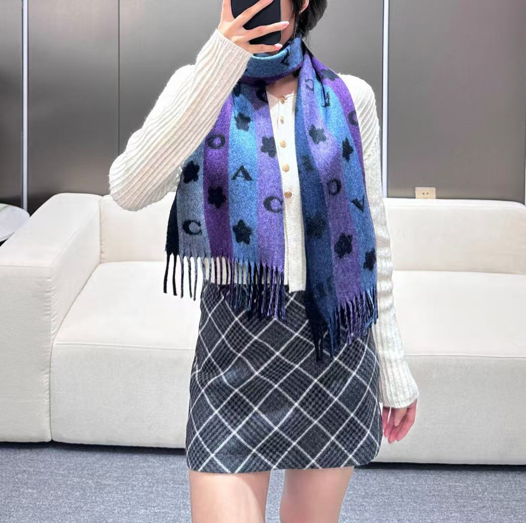Coach 最新款小花围巾， 🌸太好看了‼️COACH 小花披肩围巾 秋冬新款羊毛披肩围巾双面都可以搭配哦👍100%棉羊