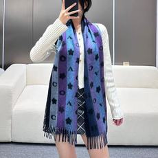 Coach 最新款小花围巾, 🌸太好看了‼️COACH 小花披肩围巾 秋冬新款羊毛披肩围巾双面都可以搭配哦👍100%棉羊 Coach 最新款小花围巾, 🌸太好看了‼️COACH 小花披肩围巾 秋冬新款羊毛披肩围巾双面都可以搭配哦👍100%棉羊