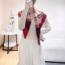gucci~印花桑蚕丝斜纹方巾 2026早春系列植根品牌本源,匠心呈现这款缀饰通体Gucci饰带和马衔扣印花的桑蚕丝方巾 gucci~印花桑蚕丝斜纹方巾 2026早春系列植根品牌本源,匠心呈现这款缀饰通体Gucci饰带和马衔扣印花的桑蚕丝方巾