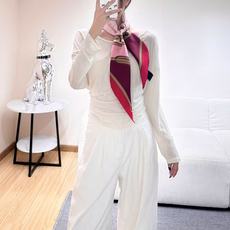 gucci~印花桑蚕丝斜纹方巾 2026早春系列植根品牌本源,匠心呈现这款缀饰通体Gucci饰带和马衔扣印花的桑蚕丝方巾 gucci~印花桑蚕丝斜纹方巾 2026早春系列植根品牌本源,匠心呈现这款缀饰通体Gucci饰带和马衔扣印花的桑蚕丝方巾