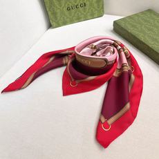 gucci~印花桑蚕丝斜纹方巾 2026早春系列植根品牌本源,匠心呈现这款缀饰通体Gucci饰带和马衔扣印花的桑蚕丝方巾 gucci~印花桑蚕丝斜纹方巾 2026早春系列植根品牌本源,匠心呈现这款缀饰通体Gucci饰带和马衔扣印花的桑蚕丝方巾