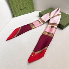 gucci~印花桑蚕丝斜纹方巾 2026早春系列植根品牌本源,匠心呈现这款缀饰通体Gucci饰带和马衔扣印花的桑蚕丝方巾 gucci~印花桑蚕丝斜纹方巾 2026早春系列植根品牌本源,匠心呈现这款缀饰通体Gucci饰带和马衔扣印花的桑蚕丝方巾