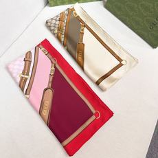 gucci~印花桑蚕丝斜纹方巾 2026早春系列植根品牌本源,匠心呈现这款缀饰通体Gucci饰带和马衔扣印花的桑蚕丝方巾 gucci~印花桑蚕丝斜纹方巾 2026早春系列植根品牌本源,匠心呈现这款缀饰通体Gucci饰带和马衔扣印花的桑蚕丝方巾
