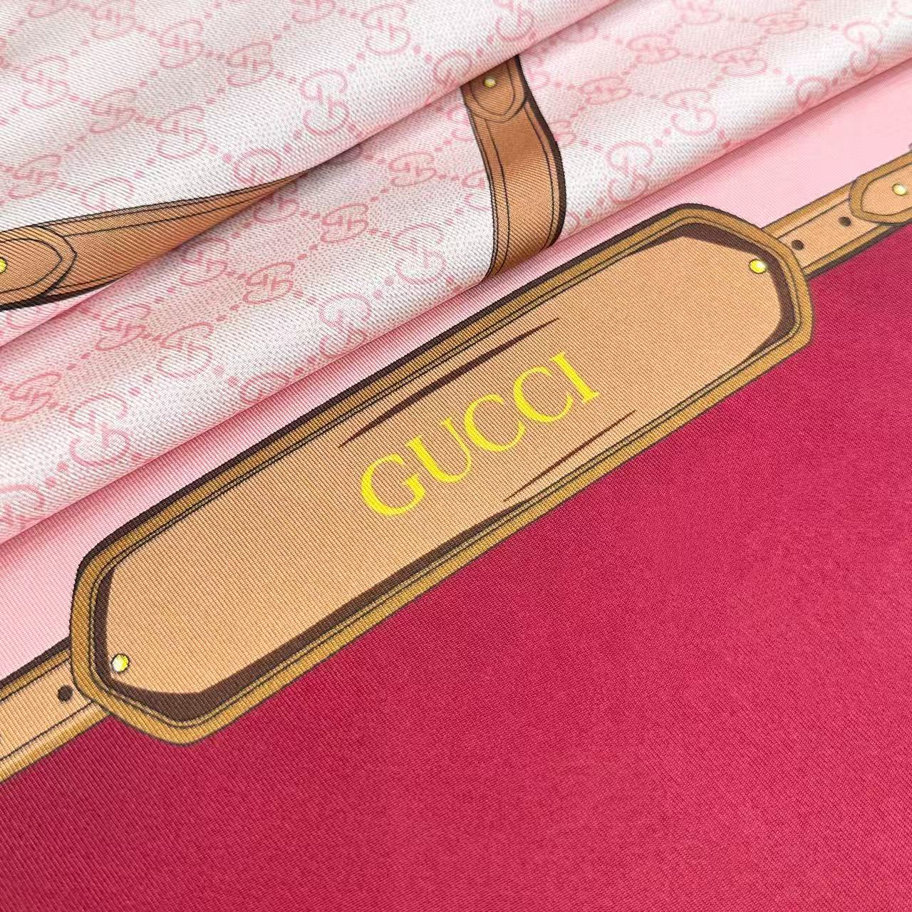 gucci~印花桑蚕丝斜纹方巾 2026早春系列植根品牌本源,匠心呈现这款缀饰通体Gucci饰带和马衔扣印花的桑蚕丝方巾 gucci~印花桑蚕丝斜纹方巾 2026早春系列植根品牌本源,匠心呈现这款缀饰通体Gucci饰带和马衔扣印花的桑蚕丝方巾