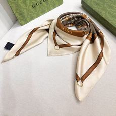 gucci~印花桑蚕丝斜纹方巾 2026早春系列植根品牌本源,匠心呈现这款缀饰通体Gucci饰带和马衔扣印花的桑蚕丝方巾 gucci~印花桑蚕丝斜纹方巾 2026早春系列植根品牌本源,匠心呈现这款缀饰通体Gucci饰带和马衔扣印花的桑蚕丝方巾