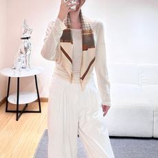 gucci~印花桑蚕丝斜纹方巾 2026早春系列植根品牌本源,匠心呈现这款缀饰通体Gucci饰带和马衔扣印花的桑蚕丝方巾 gucci~印花桑蚕丝斜纹方巾 2026早春系列植根品牌本源,匠心呈现这款缀饰通体Gucci饰带和马衔扣印花的桑蚕丝方巾
