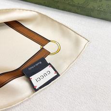 gucci~印花桑蚕丝斜纹方巾 2026早春系列植根品牌本源,匠心呈现这款缀饰通体Gucci饰带和马衔扣印花的桑蚕丝方巾 gucci~印花桑蚕丝斜纹方巾 2026早春系列植根品牌本源,匠心呈现这款缀饰通体Gucci饰带和马衔扣印花的桑蚕丝方巾